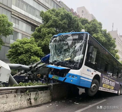 赣州市公交车失控冲下露天平台，造成车内多人受伤