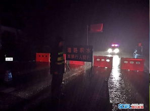 宜宾多个地方遭特大暴雨袭击：酒店玻璃门破裂、彩钢瓦飞散造成道路中断