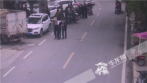 男子疑盗窃亲友婚礼礼物4万元藏家内警方拘捕疑犯

女子参加亲戚婚礼，窃取4万现金藏家中被警方拘捕

男子偷娶新娘亲友礼物被判刑后，仍携现金藏家被拘捕

男子参加亲友婚礼盗取4万现金藏家中被捕，赃款已追回受害人

男子偷娶新娘亲友，藏现金被判刑后被捕，赃款已归还受害者

女子因参加亲戚婚礼窃取亲友财物，被警方拘捕