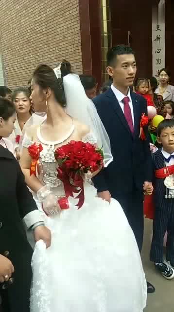 汪小菲与马筱梅共同步入婚姻殿堂，十指相扣幸福时刻，新娘皮肤白皙光彩照人