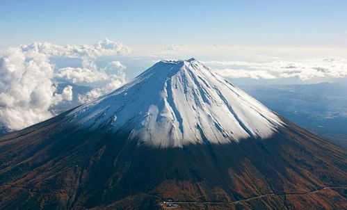 富士山罗森游客暴增引发当地不满：黑幕遮挡现象日益严重