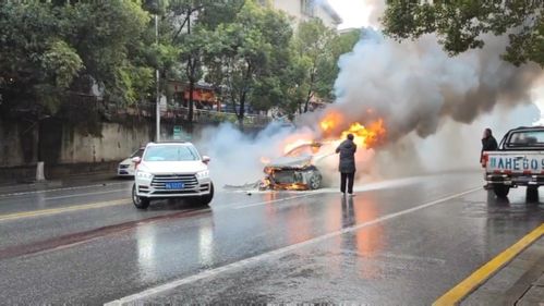 福建泉州一汽车发生事故起火，车内男子遇难，路人试图救援被热浪逼退