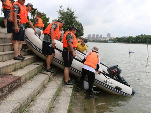 广西暴雨，救援船在冲锋舟中拯救突发高烧孩子的行动事迹