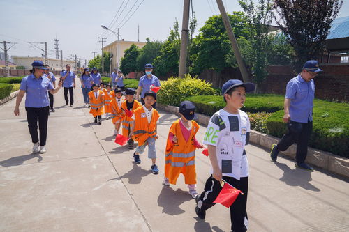 感受铁路的独特魅力：一群孩子提前过‘六一’，与铁路工人同行