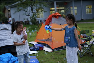 孟夏夜：小学操场上的帐篷音乐节，为孩子的勇敢成长庆祝