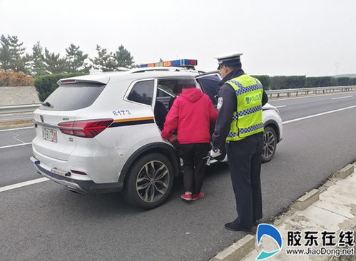 临沂警方查明，一名精神病患者在车内坐警车，已被行政拘留