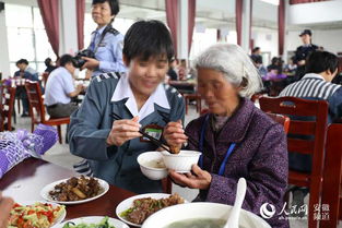 儿童节前孩子神秘进入监狱与服刑亲人见面，服刑人员：我想抱抱女儿

以上标题突出了孩子的神秘行为和其对母亲的渴望。使用“儿童节前”强调了这个特殊的日期，“神秘进入监狱”描绘出孩子的神秘和未知感，“与服刑亲人见面”则是让孩子有机会见到亲人的重要时刻。最后，“服刑人员：我想抱抱女儿”表达了服刑人员对孩子深深的思念之情和希望能够弥补他们所犯过的错误的愿望。这样的标题不仅具有吸引力，也能够准确地传达出文章的主题。