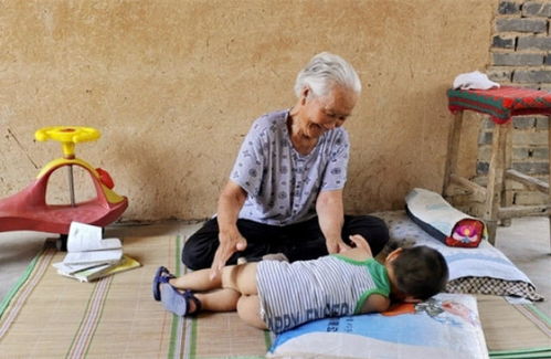 孙子被绊倒！大妈掀起水池大闹儿童节现场：如何教育孩子才能避免此类事件发生？

大妈和孙子斗殴，儿童节现场大闹，这能让孩子理解吗？