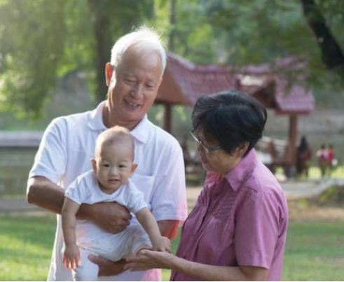 孙子被绊倒！大妈掀起水池大闹儿童节现场：如何教育孩子才能避免此类事件发生？

大妈和孙子斗殴，儿童节现场大闹，这能让孩子理解吗？