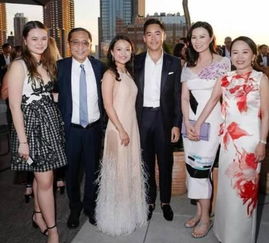 邓文迪出席前夫婚礼，宛如‘花枝招展的媒人’：比其他三位前妻更为友善