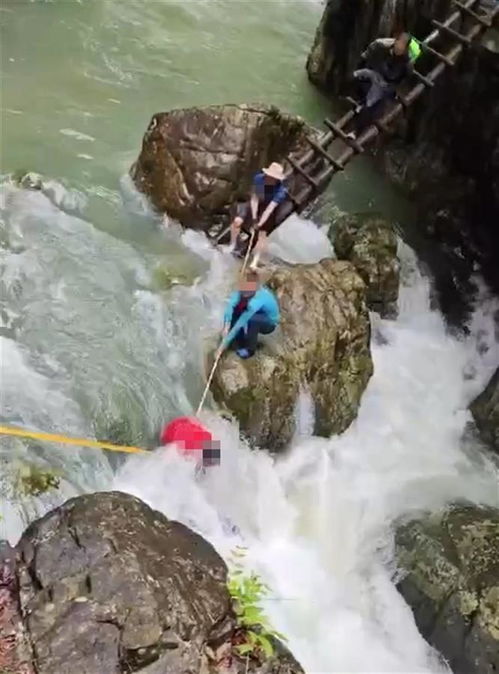 浙江台州两名游客横渡溪流失联超18小时，救援人员正在全力搜救