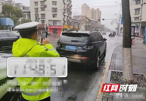 内江网友投诉深夜交警贴违停罚单，警方回应：因群众举报影响通行