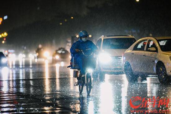 龙舟水来了！广东发布新一轮暴雨预警！详细解读特大暴雨的影响与应对策略