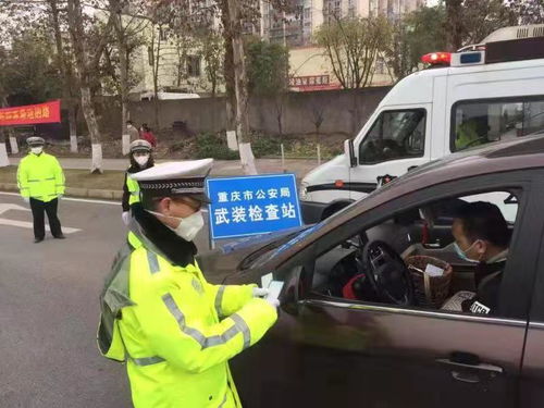 爸爸骄傲地炫耀儿子驾驶上路，交警前来指导安全驾驶！