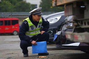 爸爸骄傲地炫耀儿子驾驶上路，交警前来指导安全驾驶！