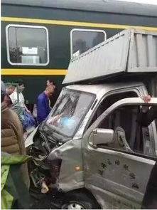 突发事件！河南漯河轿车与火车相撞，致两人受伤，车内人员已被紧急送往医院救治