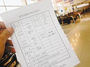 男子称购车被收取高额服务费，4S店解释称需在签订合同前知悉
或者
男子质疑4S店收费行为，要求知情签合同时遭拒