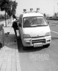 事件升级：多辆公务车上路遭记者质疑与警方合作