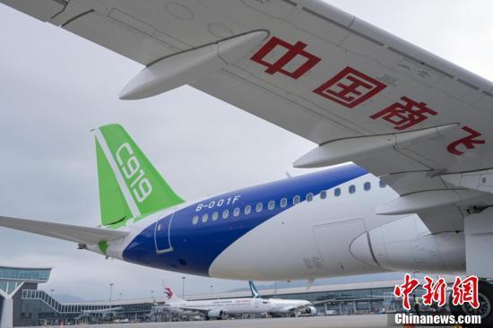 中国国产客机C919与ARJ21成功进行首航加注可持续航空燃料的公开演示飞行，展示其卓越性能与环保使命