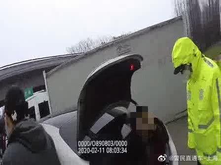 广东一所学校的女生家长霸气拦车，称车主若强行进入将报警！