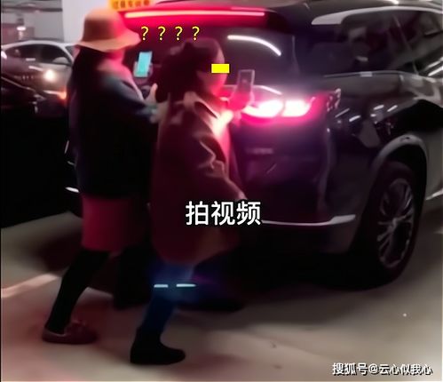 广东一所学校的女生家长霸气拦车，称车主若强行进入将报警！