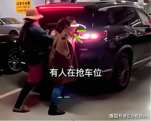 广东一所学校的女生家长霸气拦车，称车主若强行进入将报警！