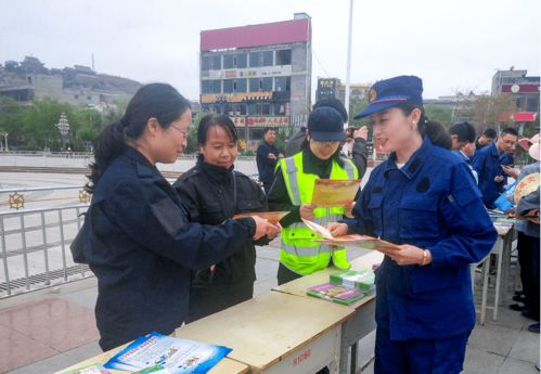 皇室纠察队的调查行动：霍雨浩的困境与徐天然的救援