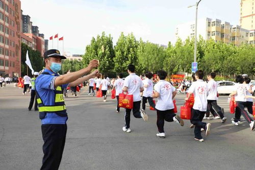 给孩子留出安全感：家长守候衡水二中考场之外