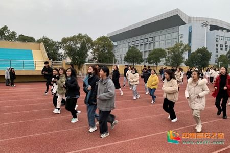 高考首日衡水中学考生还在晨跑，家长躲在石柱后偷看孩子跑操