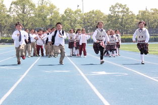 衡中学子晨跑时家长藏身于石柱后窥探，紧张刺激的首日高三体育课在眼前展开

这个标题简洁明了地描述了事件的核心，即衡中的学生正在进行晨跑。同时，通过使用紧张刺激的首日高三体育课在眼前展开这样的表述，也暗示出这是一个非常重要的且令人期待的时刻。此外，通过使用家长躲在石柱后偷看孩子跑操这样的修辞手法，也可以吸引读者的注意力并引发他们的好奇心和兴趣。