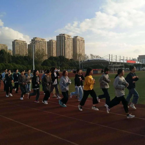 衡中学子晨跑时家长藏身于石柱后窥探，紧张刺激的首日高三体育课在眼前展开

这个标题简洁明了地描述了事件的核心，即衡中的学生正在进行晨跑。同时，通过使用紧张刺激的首日高三体育课在眼前展开这样的表述，也暗示出这是一个非常重要的且令人期待的时刻。此外，通过使用家长躲在石柱后偷看孩子跑操这样的修辞手法，也可以吸引读者的注意力并引发他们的好奇心和兴趣。