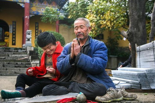 武汉：一位78岁老人坚持8年送考，家人为此献上粽子寓意‘一举高中’