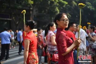 成功迎战高考！山东家长穿着旗袍、捧着向日葵来为孩子加油鼓劲