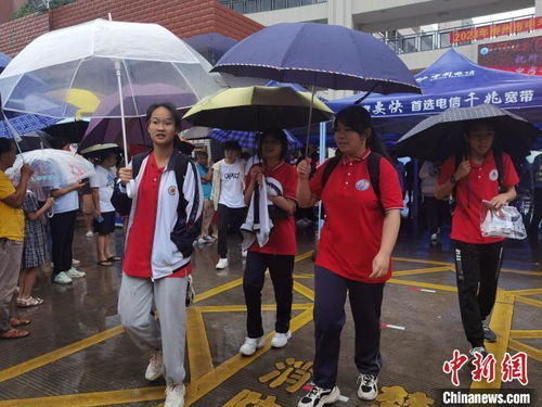 北京高考首场雨势较大，家长冒雨接送考生