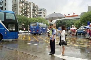 北京高考首场雨势较大，家长冒雨接送考生