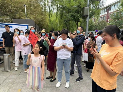 高考北京十八中考点：教师送考温情涌现，志愿者助力家长迎雨行

十七年相伴的恩情在这一刻被深深铭记，高考北京十八中考点，教师们用爱心送别每一位考生。而志愿者们的无私付出，则让这个特别的日子更加温暖而难忘。

教师送出温情，志愿者助力家长：十八中考点的特殊时刻，亲情和责任在这里交织，温馨与感动让人难以忘怀。

北京十八中考点，师爱如山，志愿者送雨衣，是老师们对每一个考生无尽的关怀。在这个特殊的日子里，他们的奉献让我们倍感温暖。

十八中考点：教师送考温情涌动，志愿者送雨衣；一个简单的动作，一份深深的关爱，这就是我们对高考学子的理解与尊重。