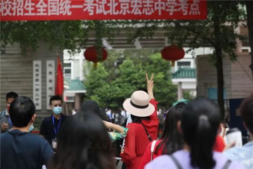 高考北京十八中考点：教师送考温情涌现，志愿者助力家长迎雨行

十七年相伴的恩情在这一刻被深深铭记，高考北京十八中考点，教师们用爱心送别每一位考生。而志愿者们的无私付出，则让这个特别的日子更加温暖而难忘。

教师送出温情，志愿者助力家长：十八中考点的特殊时刻，亲情和责任在这里交织，温馨与感动让人难以忘怀。

北京十八中考点，师爱如山，志愿者送雨衣，是老师们对每一个考生无尽的关怀。在这个特殊的日子里，他们的奉献让我们倍感温暖。

十八中考点：教师送考温情涌动，志愿者送雨衣；一个简单的动作，一份深深的关爱，这就是我们对高考学子的理解与尊重。