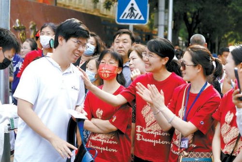 高考北京十八中考点：教师送考温情涌现，志愿者助力家长迎雨行

十七年相伴的恩情在这一刻被深深铭记，高考北京十八中考点，教师们用爱心送别每一位考生。而志愿者们的无私付出，则让这个特别的日子更加温暖而难忘。

教师送出温情，志愿者助力家长：十八中考点的特殊时刻，亲情和责任在这里交织，温馨与感动让人难以忘怀。

北京十八中考点，师爱如山，志愿者送雨衣，是老师们对每一个考生无尽的关怀。在这个特殊的日子里，他们的奉献让我们倍感温暖。

十八中考点：教师送考温情涌动，志愿者送雨衣；一个简单的动作，一份深深的关爱，这就是我们对高考学子的理解与尊重。