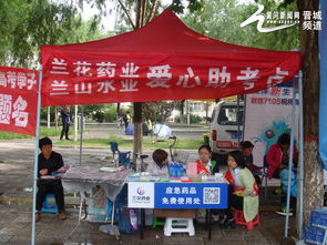 高考北京十八中考点：教师送考温情涌现，志愿者助力家长迎雨行

十七年相伴的恩情在这一刻被深深铭记，高考北京十八中考点，教师们用爱心送别每一位考生。而志愿者们的无私付出，则让这个特别的日子更加温暖而难忘。

教师送出温情，志愿者助力家长：十八中考点的特殊时刻，亲情和责任在这里交织，温馨与感动让人难以忘怀。

北京十八中考点，师爱如山，志愿者送雨衣，是老师们对每一个考生无尽的关怀。在这个特殊的日子里，他们的奉献让我们倍感温暖。

十八中考点：教师送考温情涌动，志愿者送雨衣；一个简单的动作，一份深深的关爱，这就是我们对高考学子的理解与尊重。