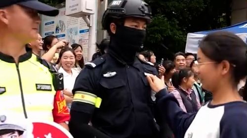 护考民警因‘014985’警号走红，引发考生家长积极关注并争相合影沾好运