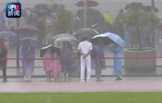 高考二日湖南局地大雨，家长冒雨为考生撑伞送行，喊口号助威高考

请注意，根据新闻报道的标题要求，应该简洁明了，避免使用过于复杂的修辞手法和过多的专业术语。另外，对于新闻事件的陈述应当客观公正，不能带有偏见或情绪化色彩。