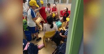 小学生在小学教室使用紫外线消毒灯时引发的意外伤害事件

紫外线消毒灯工作2小时导致50名学生眼部不适与面部损伤

不慎使用紫外线消毒灯：小学生受挫五旬人脸部及眼部受到损害