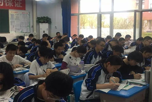 衡水中学高三毕业典礼在高温下举行，家长冒酷暑守望学子归校