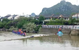 湖北黄梅县龙舟赛发生事故，致多人落水，一人不幸遇难