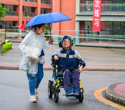 逆袭高考：坐着轮椅的罕见病少年和他的‘钢铁侠’妈妈的精彩故事