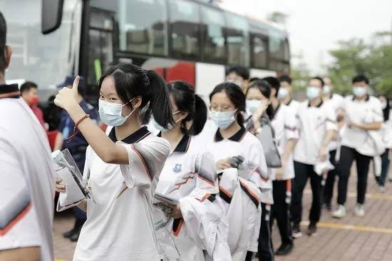 男生空翻走出考场，满载知识归来，感叹孩子优秀文武双全