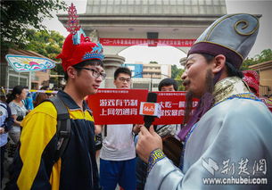 男子考场外扮状元郎为考生送祝福，考生与家长宛如穿越古代，体验中状元的喜悦