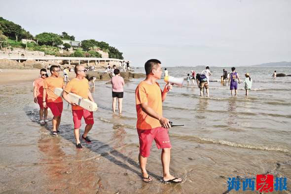 河南医生在海南游泳时遭遇溺水，海滩上演紧急救援，成功将男子救出