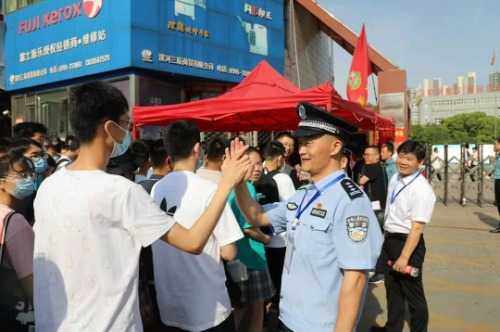 湘赣电力‘父子兵’守护湖南高考，孩子高考父亲坚守岗位