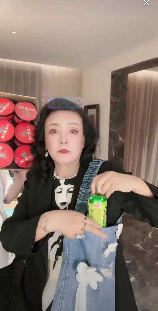 张兰直播卖牛仔包，女婿赚钱不易：S妈照顾丈夫忙碌而无怨言，两场销售均未超过十万元

成功售出两件牛仔包！张兰与女婿奋斗不易，却笑对生活的甜蜜时刻